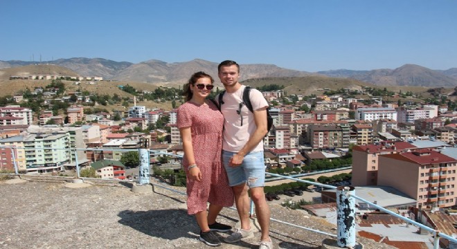 Hollandalı turistler Oltu’ya hayran kaldı 